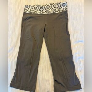 Lululemon cropped legging with floral waistband. Size 10